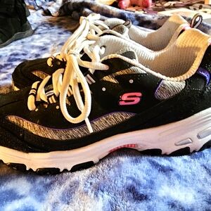 NEVER WORN WOMANS SIZE 8 SKETCHERS D'LITES